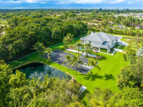 7 Bedroom Villa with Basketball Court, Lake, Movie Theater in Davie!